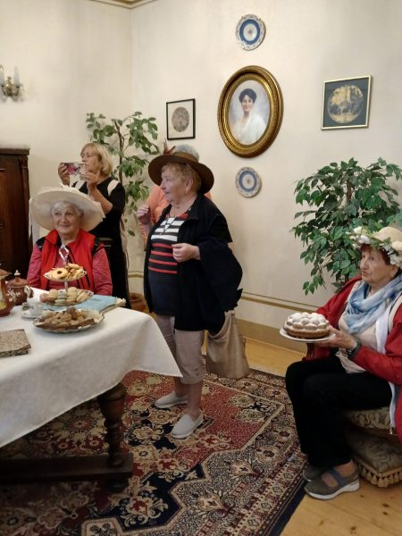 Jízdárna přehlídka klobouků